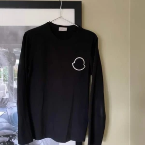 Moncler long sleeve XS - Moncler long sleeve Storlek: XS Cond: 9/10 Kommer med: inget og BIN: 2250kr + frakt