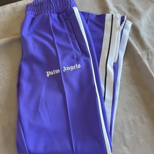 Lila Palm angels byxor storlek M - Lila Palm angels byxor Storlek: M Cond: 9/10 Pris: 2250kr + frakt