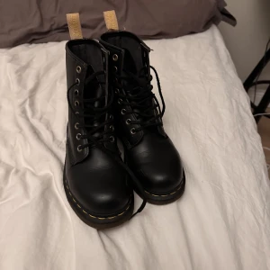Dr martens  - Så fina dr martens som är veganska! Använda få gånger, syns knappt att de är använda. De har ett litet sprap märke men det syns ej super mycket. Storlek 37! Postar bara och tar endast Swish💗