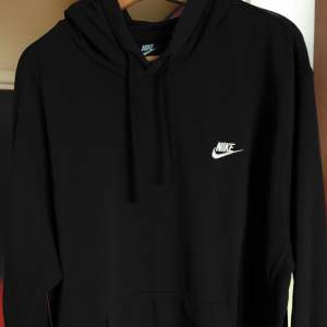 Nike Hoodie i strl XL Begagnat skick.färgen är lite mer urtvättad i verkligheten.