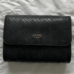 Guess handväska  - Vegansk Guess handväska. 