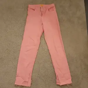 Helt nya rosa jeans som jag säljer pågrund av att de är förstora. Frakten är inräknad i priset!!