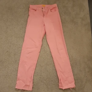 Rosa jeans - Helt nya rosa jeans som jag säljer pågrund av att de är förstora. Frakten är inräknad i priset!!