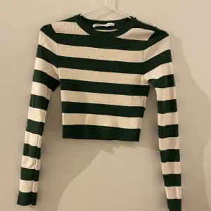Tight och croppad långärmad tröja från Zara. Använd några gånger därför bra skick.