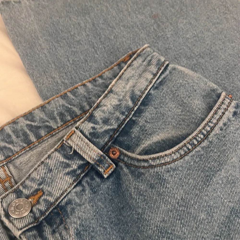 fina raka breda jeans från monki som tyvär har blivit försmå på mig🫶🏼 midjemått: 37cm rakt över, 74cm runt om. innerbenslängd: 77cm. Nypris: 600kr. buda på i kommentarerna 👇🏼👇🏼 (kolla min profil). Jeans & Byxor.