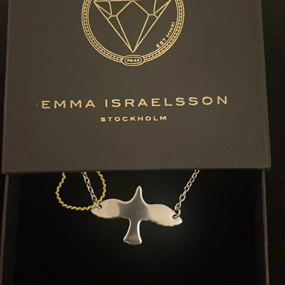 Helt nytt emma israelsson halsband  nypris 1995kr säljer för 800kr. Accessoarer.