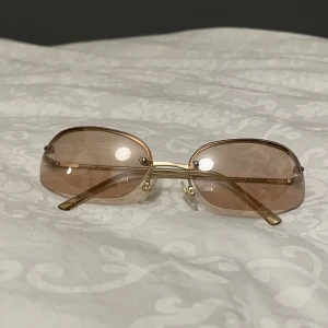 Vintage solglasögon - Säljer dessa sjukt snygga solglasögonen som är köpta secondhand🤍säljer för 50kr då jag köpte dom för 75!🤍