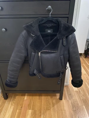 Jacka från bikbok - Croppad jacka från bikbok. Storlek xs men kan bäras av s också! 