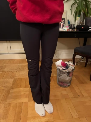 Bootcut skidbyxor - Svarta skidbyxor från Peak Performance! Super snygg passform med normal midja och bootcut bootcut🖤 från peak performance original pris runt 3 00kr! Passar mig som brukar ha storlek 36 i jeans❤️‍🔥