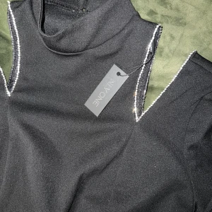 Snygg klänning från Nelly - En snygg klänning från Nelly, aldrig använd 