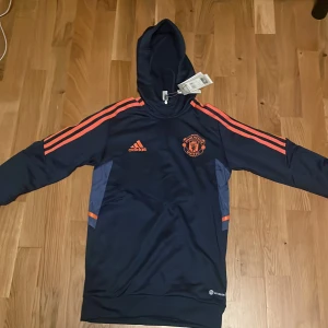 Manchester United  - Oanvänd Manchester United Hoodie med prislappen kvar. Det är den nya versionen 