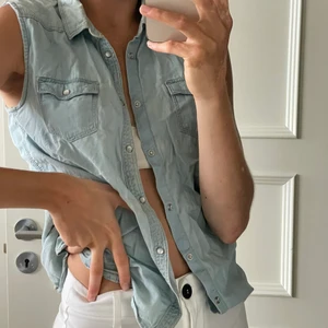 Denim - Denim tröja som går att knäppa och knyta eller ha det öppet Kommer inte till användning längre 