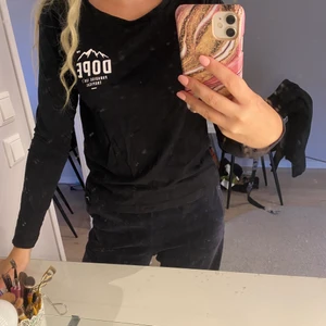 Dope tröja - Långärmad tröja från Dope, med tryck på ryggen. Storlek xs, som ny. 49kr + frakt!