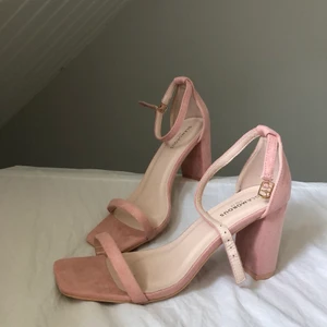 rosa klackar 💞 - Säljer ett par klackar som jag råkade beställa i fel storlek. Superfina och somriga! Från märket glamorous. Frakt 66 kr. OBS!! de är märkta som wide fit💖