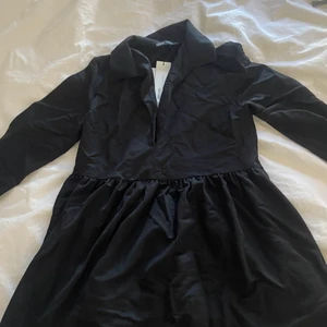 Zara klänning - Hittade inte bild på den svarta men det är samma modell som den gröna klänningen på zara hemsida. Klänningen är aldrig använd. 