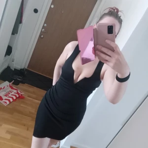 NLY One klänning - 💥 NLY One klänning till salu, endast testad så lapp finns kvar.  Figurnära sydd, svart klänning i stretchigt material med fin urringning. Den är i Strl L, men passar nog bättre M. Tyvärr är den för liten för mig. 