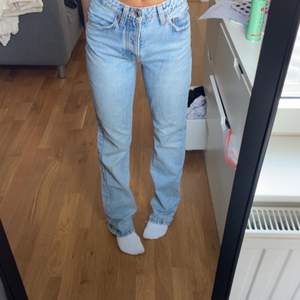 Säljer mina trendiga mid waist zara jeans i storlek 32, säljer pga för små, säljer för 250 och frakt💗 Kan mötas upp också, pris kan diskuteras 