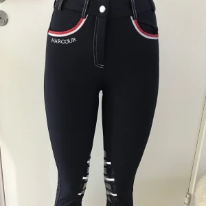 Ridbyxor  - Super snygga och sköna ridbyxor (Ridbyxa Jalisca KS 3, Harcour) som jag tyvärr växt ur. Använd fåtal gånger och i nyskick. Köpta för 1299kr 💛 Kan fraktas (köparen står för fraktkostnaden) 📦 eller mötas upp i Örebro 💕 Vid snabb affär kan pris diskuteras. 