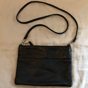 Svart väska - Svart väska i fake skinn