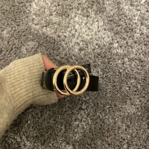 Skärp - Säljer dessa skärp! De svarta har används 1 gång och dom andra är som helt nya. Alla tre är i jätte bra skick! . Priset diskuteras ink frakten!