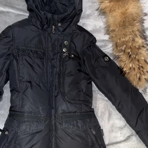 Hollies jacka storlek 34 - Hollies jacka i storlek 34, jackan har 6 fickor och man kan spänna den vid midjan, kom dm för fler bilder eller frågor, pris kan diskuteras 