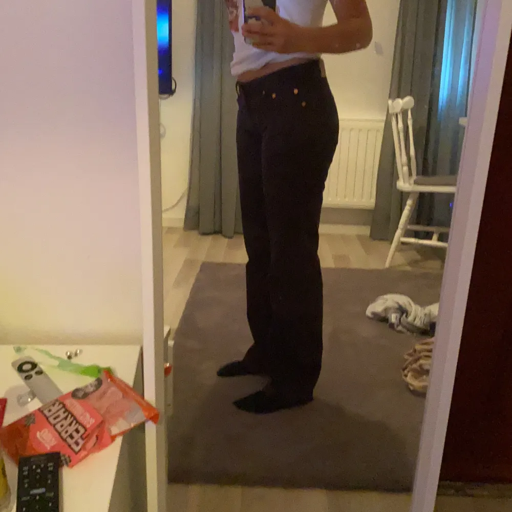 Köpte ett par Bruna Lågmidjade Jeans ifrån Weekday men ångrade mig samma dag och försöker nu sälja de igen helt nyinköpta bara borttagen lapp.. Jeans & Byxor.