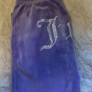 😍😍 - Fina juicy byxor säljs då jag tröttnat på färgen. Stl xs pris 350+frakt☺️