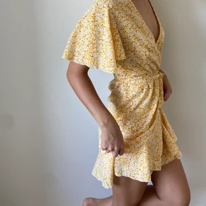 Gul gullig klänning - Jättesöt klänning som tyvärr inte kommer till användning. Dragkedja vid sida och knytning i midja. 