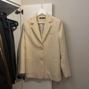Beige oversize kavaj - Från en premium kollektion Gina hade förra året, nypris 799:- använd 2-3 gånger. Storlek 34 men kan användas av 36