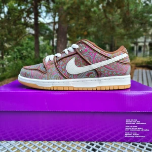 Nike SB dunk low "Paisley" - Säljer helt nya, otestade, Nike SB dunk low pro "Paisley", köpta från Junkyard. Har storlek 39 och alla original saker medföljer. Skriv ifall ni har frågor 😁