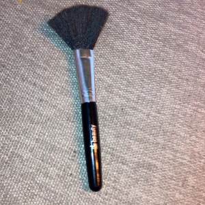 En sminkborste  - En svart sminkborste använd 1  gång 