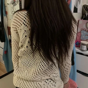 stickad tröja - jätte fin stickad tröja, den är see through och lite beige. skulle säga att den är strl s/xs 😁🫶