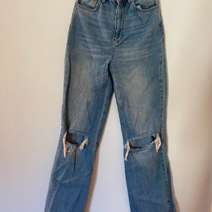 Blå jeans - Jeans från stradivarius. Köpta för 300 kr, säljer för 50 kr. De är klippta i benen för att passa en person på ca 165 cm, storlek 34. Pris kan diskuteras. Frakt tillkommer. Kontakta för frågor eller fler bilder!💗