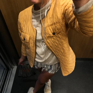 Quiltad jacka - Absolut älskar denna jacka! Lite slitningar kring ärmarna men inget som märks. 