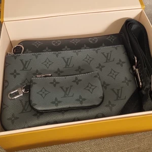 Louis Vuitton Messenger bag - Tja säljer en helt ny Louis Vuitton Messenger bag, äkta certifikat box osv medföljer! Nypris ca 20 000kr tar bud från 9000 men vill ha mer…😅