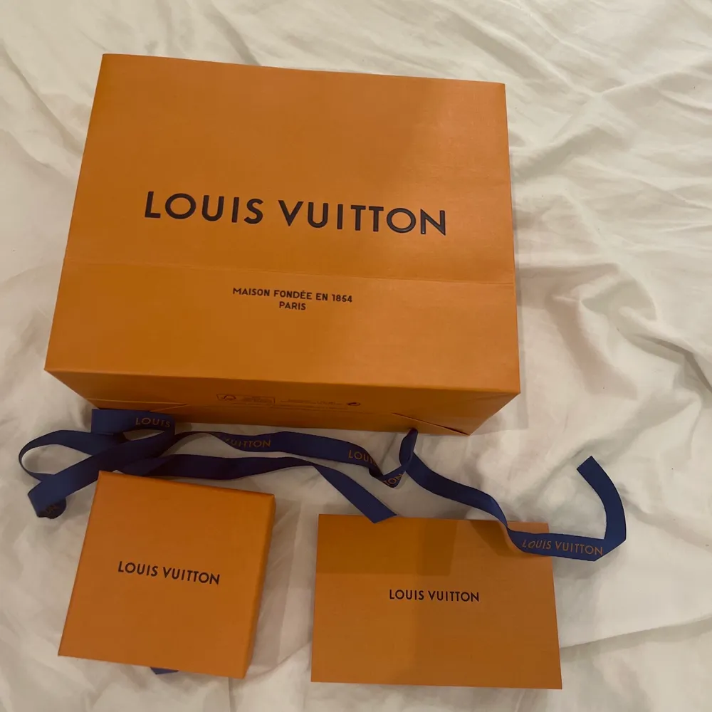 Louis Vuitton monogram chain bracelet. Storlek L . Bara testat, som helt nytt, låda å allt annat är i toppskick. Accessoarer.