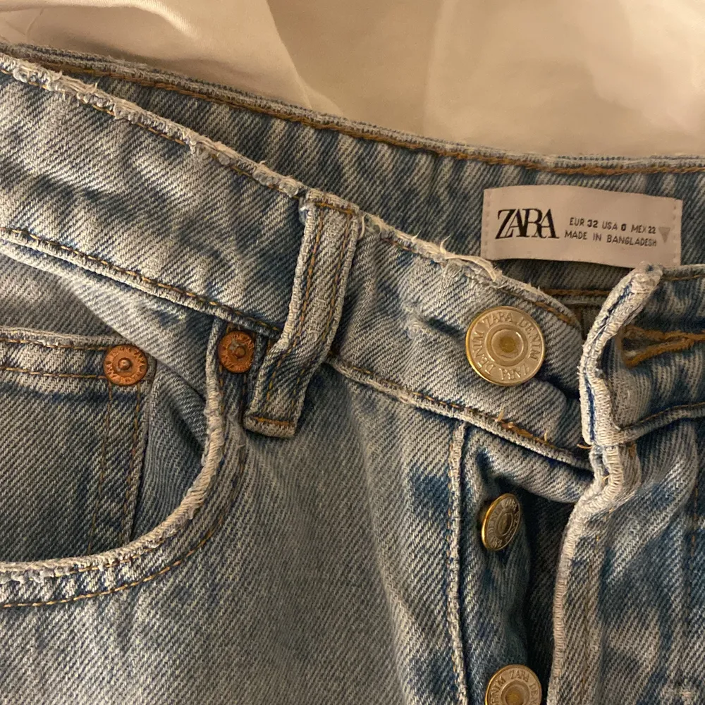 Säljer nu mina favorit jeans, dem är ifrån zara och är i fint skick. Dom har haft ett hål men sydde ihop de, köpte för 299 men säljer för 199 och inte inkluderar frakt men skriv för mer bilder och svar💙🌻. Jeans & Byxor.