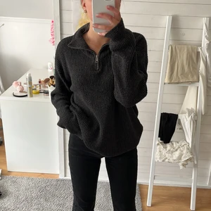 Stickad tröja  - Super skön och fin stickad tröja med dragkedja där uppe, ny inköpt, passar alla storlekar💕