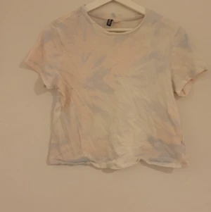 Tie dye t-shirt - Jätte fin rosablå tiedye t-shirt i storlek l-m ifrån hm. Tröjan är i l fast passar som m. Knappt använd och är i bra skick:)