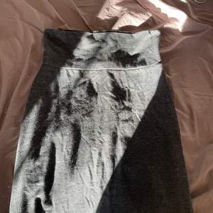 En grå tight kjol från indiska Storlek S, knappt använd  Köpare står för frakt