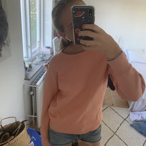 Rosa tröja från acne💓 - En så härlig tröja ifrån acne som är så skön och passar till allt💓xs men sitter som s/m! Köptes för 1900 och är i bra skick🥰