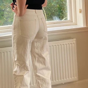 Weekday Jeans Rail Beige - Beiga weekdayjeans i modellen Rail! Skicket är som nytt 👍🏼