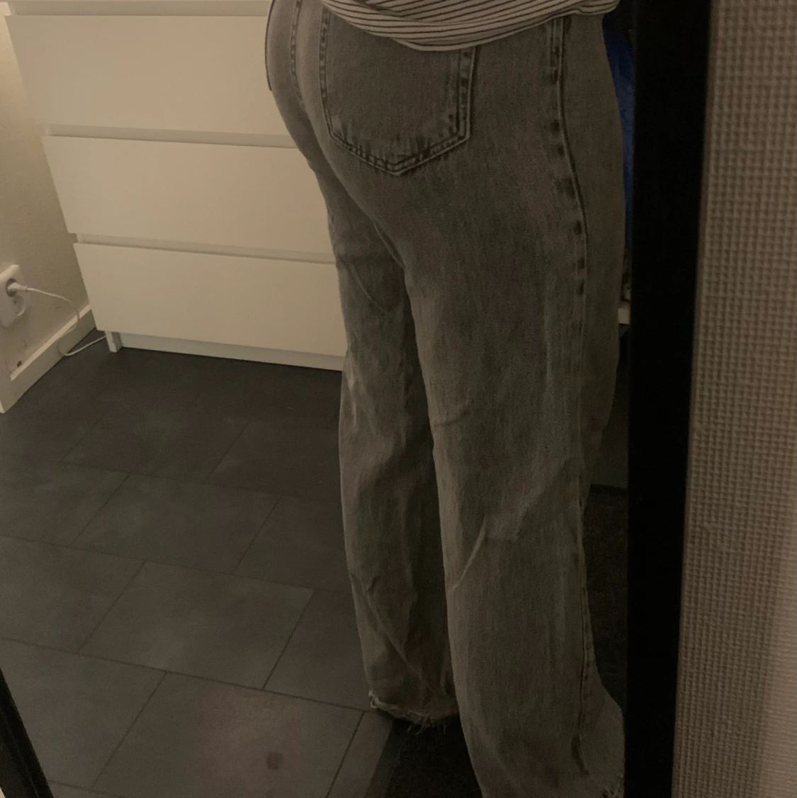Gråa jeans
