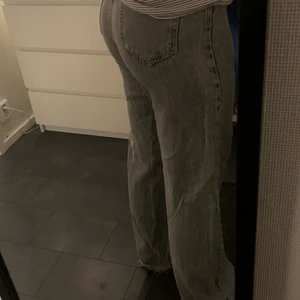 Gråa jeans  - Gråa högmidjade jeans från zalando, jag hade föredragit att dom var lite kortare på mig som är 170 men endå snygga💕 väldigt sköna.