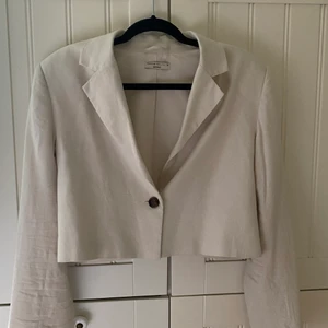 Cropad linnekavaj - En jättefin croppad linnekavaj med en knapp framtill som går att använda till mycket. Sparsamt använd, fint skick. Hör av dig vid intresse/fler bilder.  Köpare står för frakt.