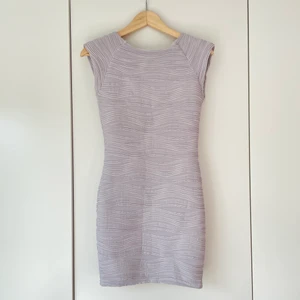 Grå klänning i nyskick! - Grå klänning med coolt mönster i strl 10 (S/M), endast använd någon enstaka gång så i nyskick! Fler bilder finns :)