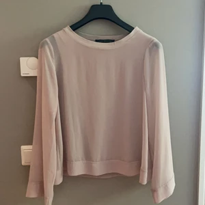 Blus  - Blus från zara med genomskinliga ärmar. Nyskick, inga hål osv.