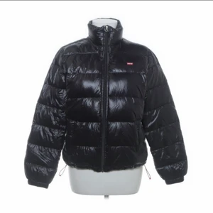Levis jacka - En dunjacka från levis. Jätte snygg verkligen men kommer inte till användning. Skriv om du är intresserad🥰🥰 (priset går att diskutera)
