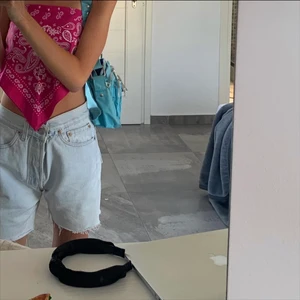 Ljusblå Levisshorts - Ljusblå vintage Levisshorts! Fransade längst ner. Står ej storlek, men passar ca 32-36 eller XS-S. Säljes pga för små!☺️