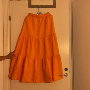 Orange kjol S - Lång kjol som går till ungefär vaderna till mig och jag är 172cm